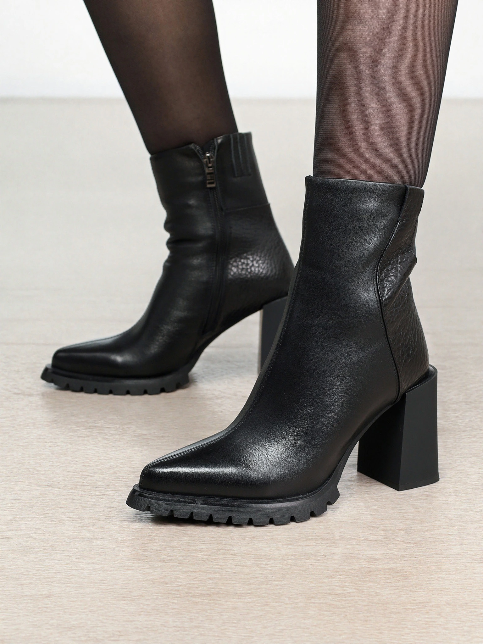 Ботильоны черного цвета на высоком каблуке